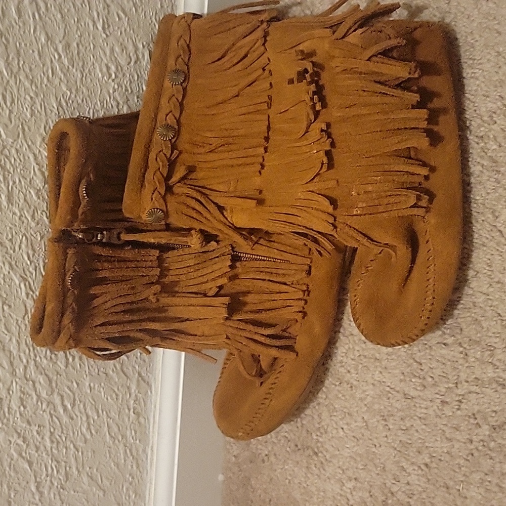 Minnetonka boots size 1